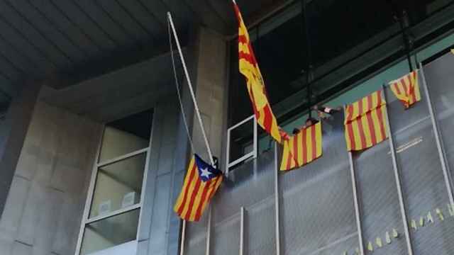 Los CDR cambian la bandera española por la 'estelada' en Girona / TWITTER