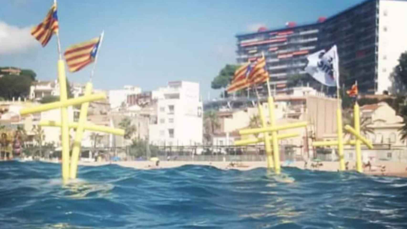 Una imagen de las cruces amarillas y las banderas independentistas en la costa de Canet de Mar Pilar Rahola