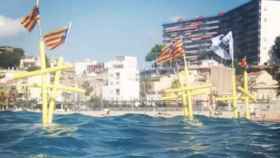 Una imagen de las cruces amarillas y las banderas independentistas en la costa de Canet de Mar Pilar Rahola