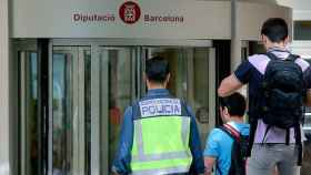 Varios agentes de la Policía Nacional entran en un edificio de la Diputación de Barcelona para investigar las subvenciones concedidas / EFE
