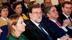 El presidente del Gobierno, Mariano Rajoy (2i), acompañado por la presidenta del Congreso, Ana Pastor, y el presidente de la Xunta, Alberto Núñez Feijóo (d), en la Asamblea General de Socios del Círculo de Empresarios de Galicia en Vigo / EFE