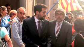 El alcalde Albert Batalla junto a su abogado entrando en fiscalía / CG