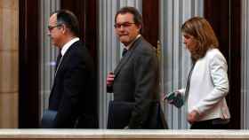 Jordi Turull (i), Artur Mas y Marta Pascal (d), dirigentes de una nueva convergencia que aún no ha logrado refundarse, en los pasillos del Parlamento catalán / EFE