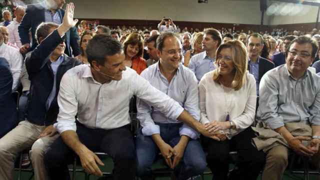 Pedro Sánchez (PSOE) saluda a la presidenta de la Junta de Andalucía, Susana Díaz, durante un acto de la campaña de junio en Madrid / EFE