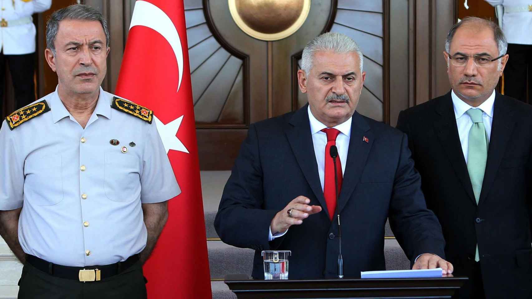 El jefe de Estado Mayor turco, Hulusi Akar (i), el primer ministro, Benali Yildirim (c), y el ministro del Interior, Efkan Ala, en su comparecencia después del intento de golpe de Estado.