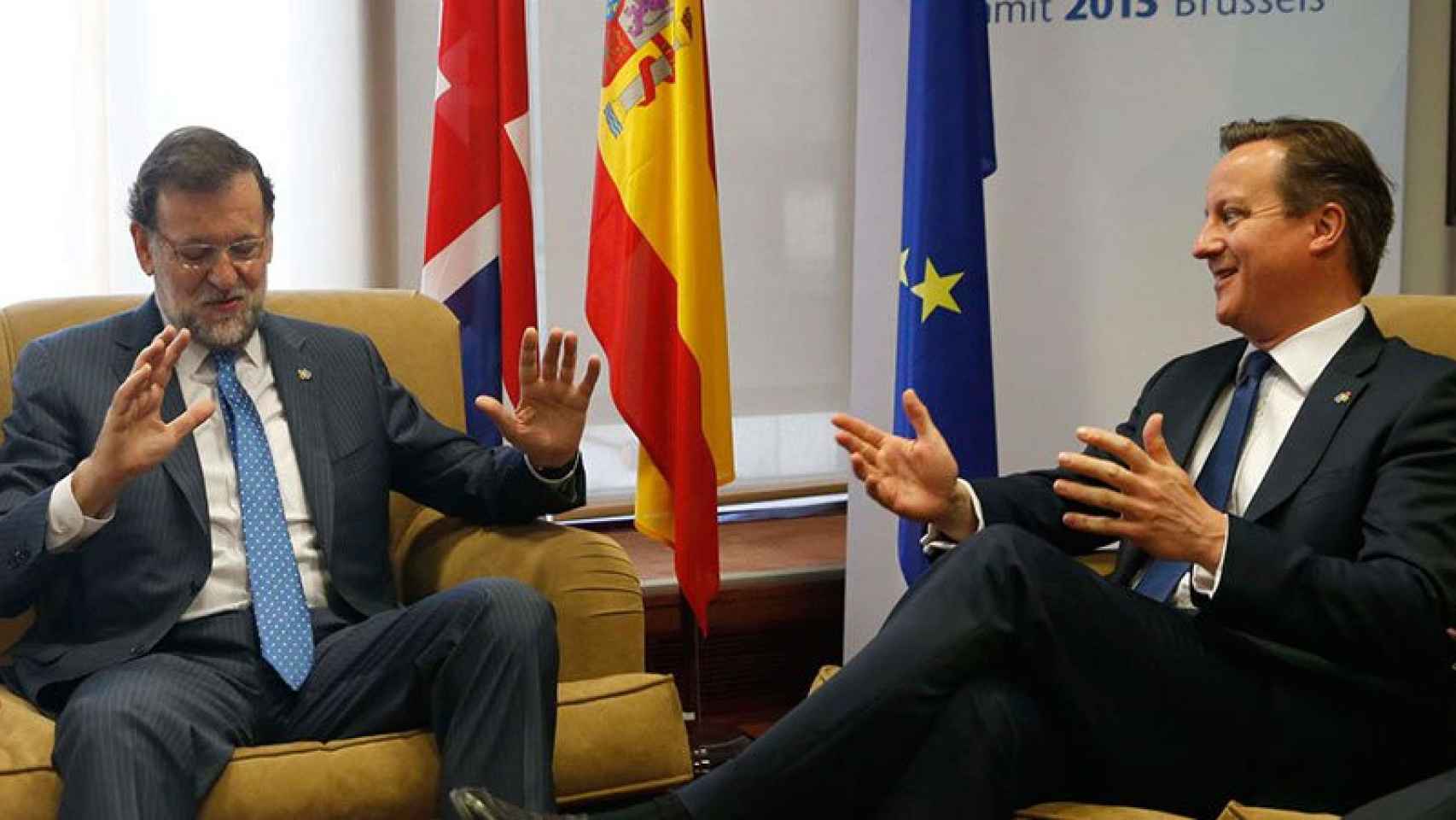 Mariano Rajoy y David Cameron conversan en una imagen de archivo.