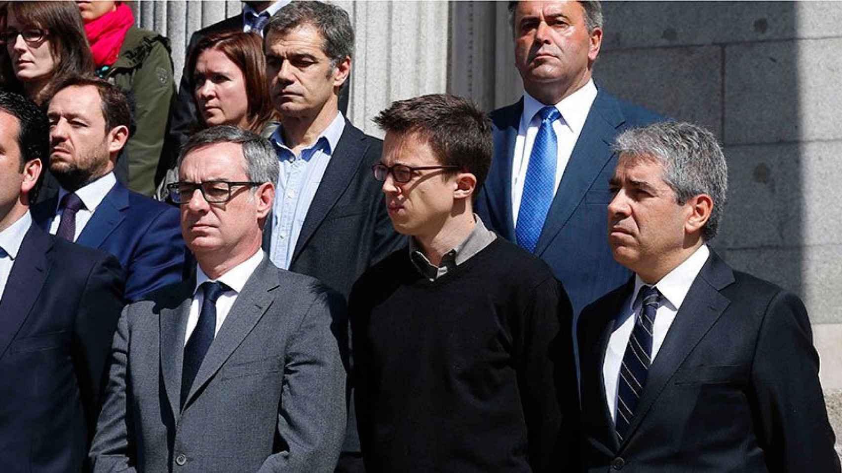 Íñigo Errejón, entre los portavoces de Ciudadanos, José Manuel Villegas, y de Democracia i Llibertad, Francesc Homs, en la Puerta de los Leones del Congreso.