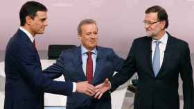 El secretario general del PSOE, Pedro Sánchez, y el presidente del Gobierno y del PP, Mariano Rajoy, se saludan antes del debate cara a cara ante el moderador del mismo, Manuel Campo Vidal.