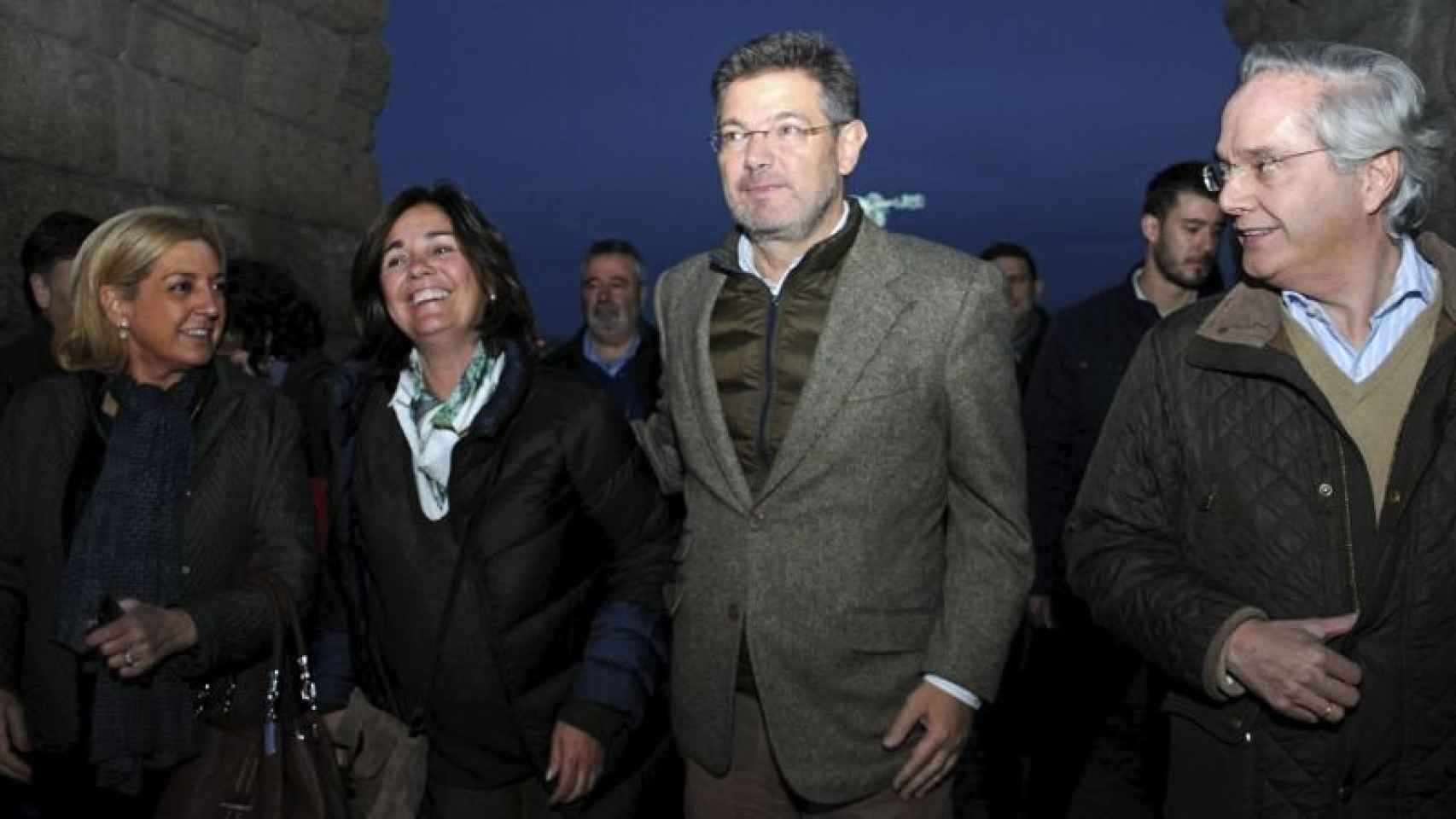 El ministro de Justicia, Rafael Catalá, cruza los arcos del Acueducto de Segovia, junto a los candidatos del PP, Pedro Gómez de la Serna, Beatriz Escudero y Paloma Sanz
