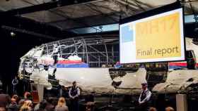 Presentación del informe de la comisión holandesa sobre el derribo del MH17, ante una réplica del avión siniestrado.