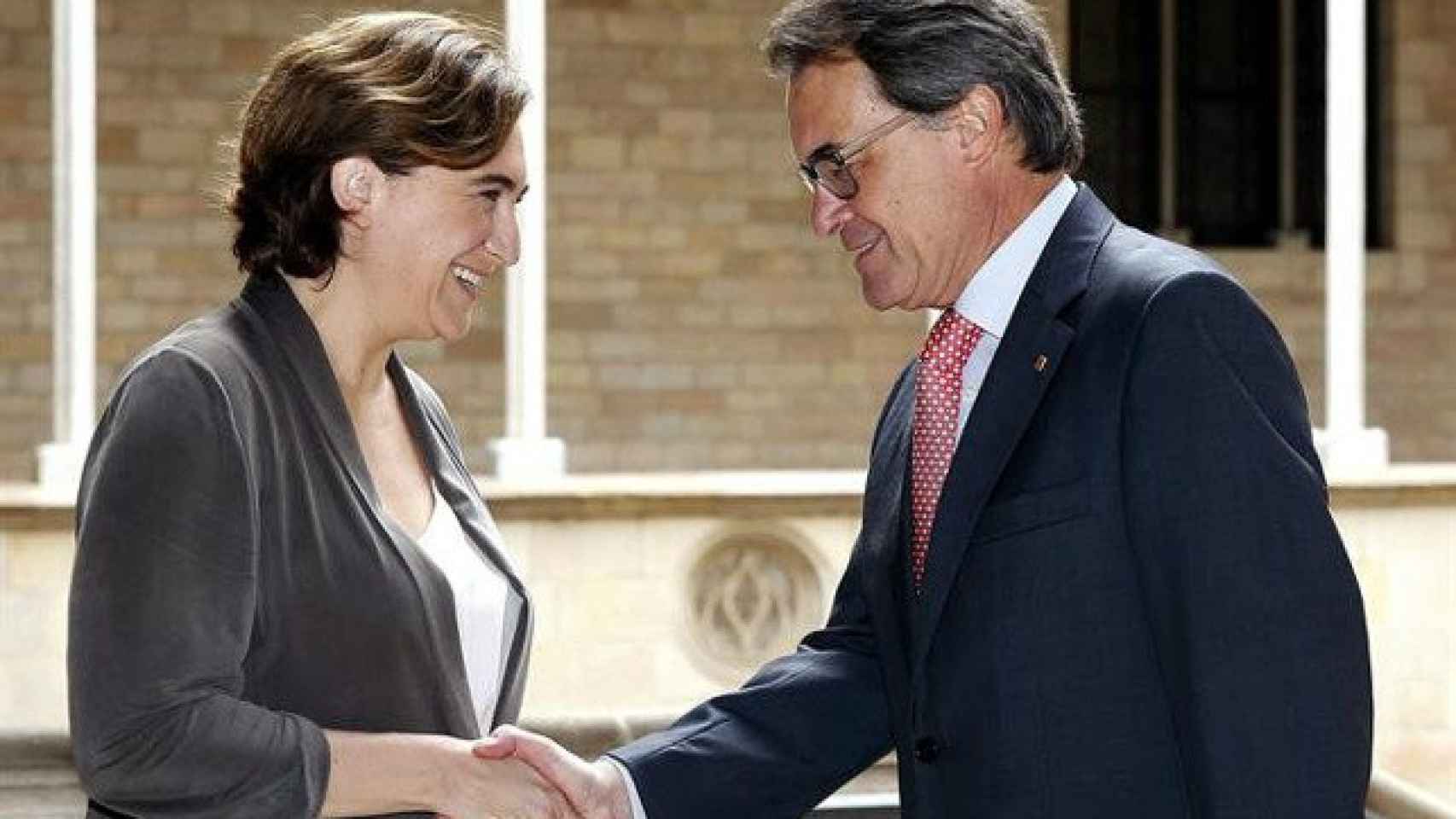 La alcaldesa de Barcelona, Ada Colau, y el presidente de la Generalitat, Artur Mas, este jueves en el Palau de la Generalitat