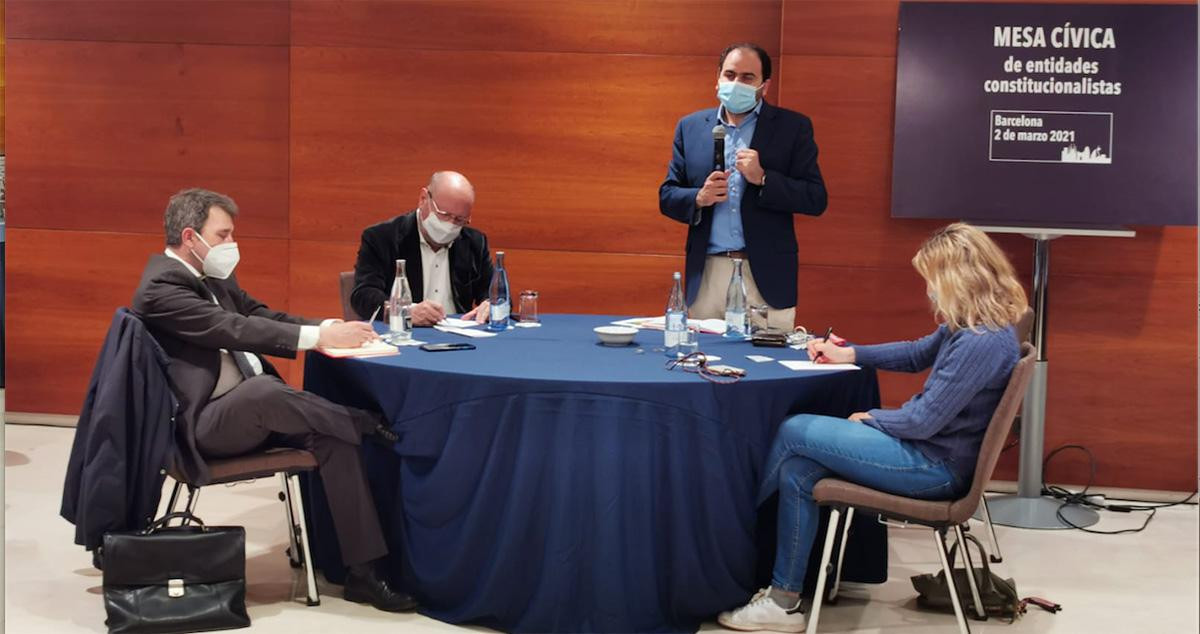 El presidente de Societat Civil Catalana, Fernando Sánchez Costa, se dirige a los asistente a la Mesa Cívica de entidades constitucionalistas