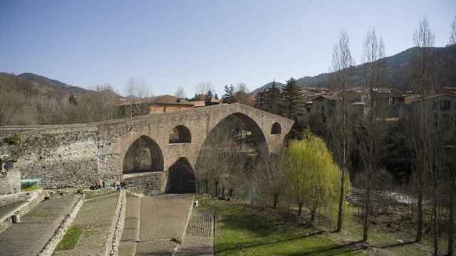 Imagen del Puente Viejo, uno de los accesos por carretera a Sant Joan de les Abadesses / PMRMaeyaert (CC-BY-SA-3.0)