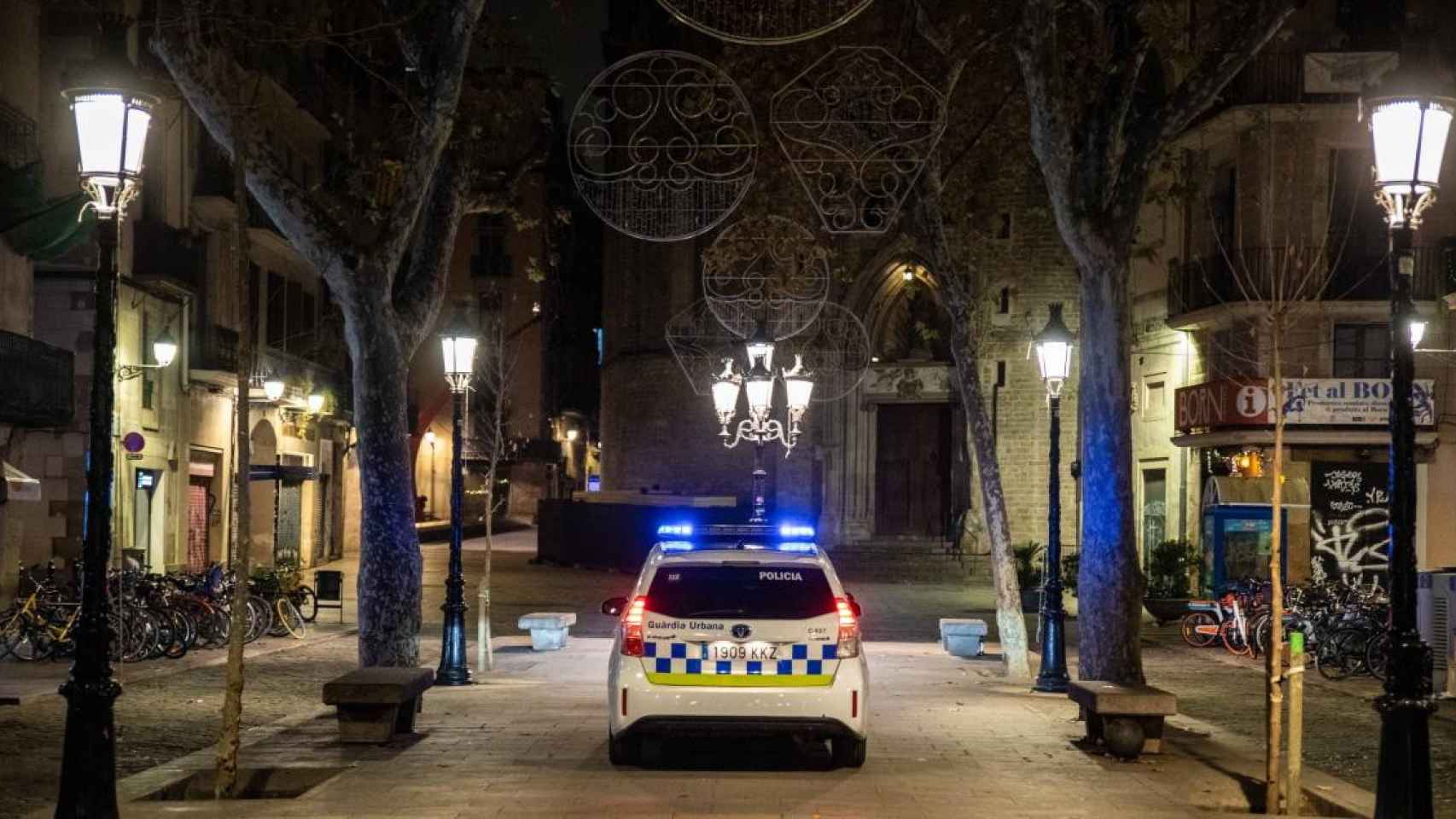 Una patrulla de los Mossos hace cumplir el toque de queda durante la noche del 24 de diciembre en Barcelona / EUROPA PRESS