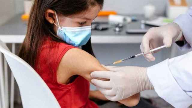 Un sanitario administra una vacuna a una niña / CEDIDA