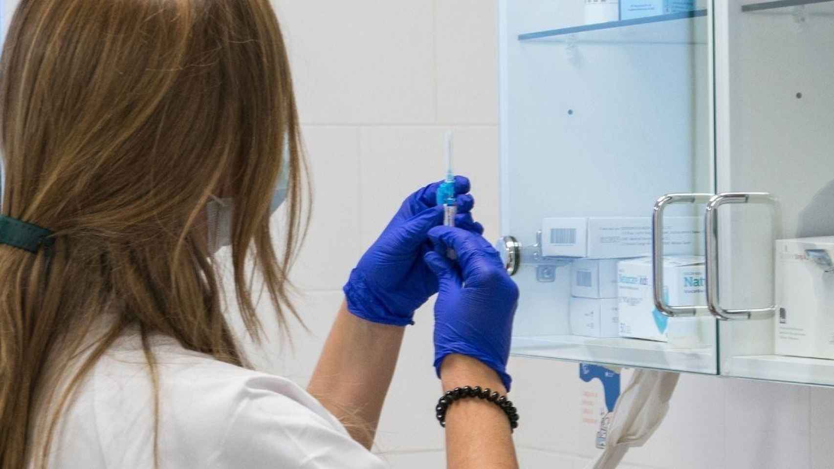 Una enfermera prepara una dosis de la vacuna contra el Covid / Glòria Sánchez (EP)