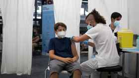 Un adolescente recibe la vacuna contra el coronavirus Covid-19 en Cataluña / EUROPA PRESS