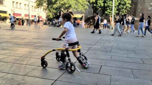 La pequeña de Noemí, organizadora de la carrera, en el centro Barcelona / NOEMÍ FONT (TWITTER)