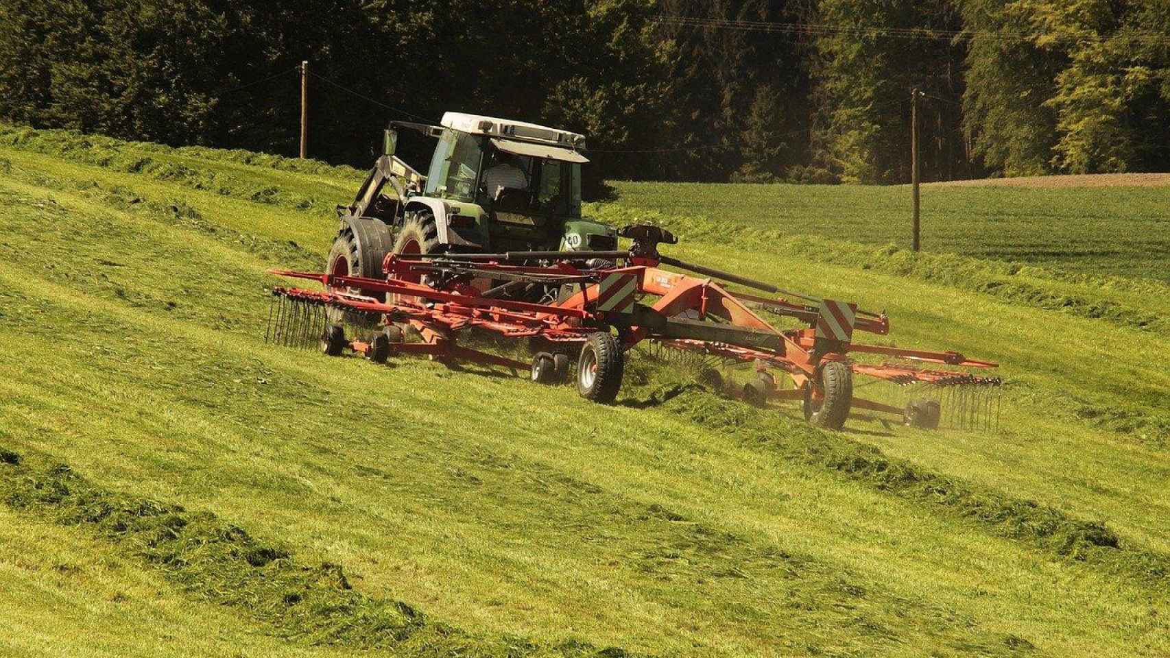 Un tractor en un campo agrícola / PIXABAY