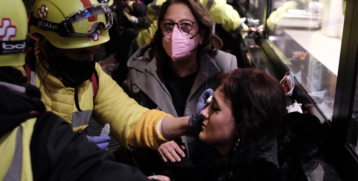 Los sanitarios atienden a la joven herida en un ojo durante la manifestación de apoyo a Pablo Hasél / PABLO MIRANZO - CRÓNICA GLOBAL
