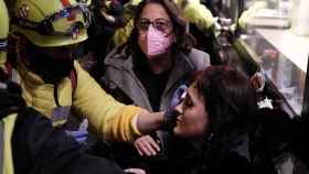Los sanitarios atienden a la joven herida en un ojo durante la manifestación de apoyo a Pablo Hasél / PABLO MIRANZO - CRÓNICA GLOBAL