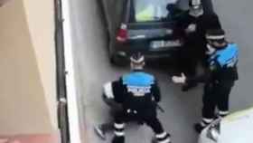 Un fotograma del vídeo que captura la agresión a un policía municipal de Terrassa / FEPOL
