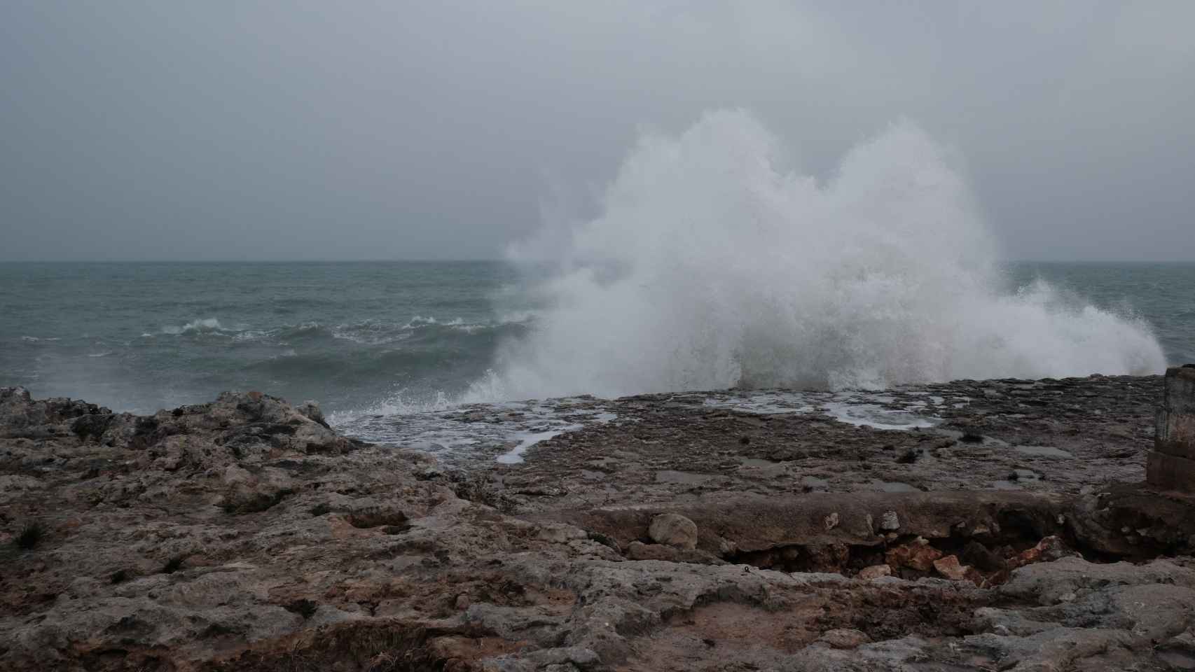 Imagen de olas rompiendo en la costa provocadas por los fuertes vientos / EUROPA PRESS