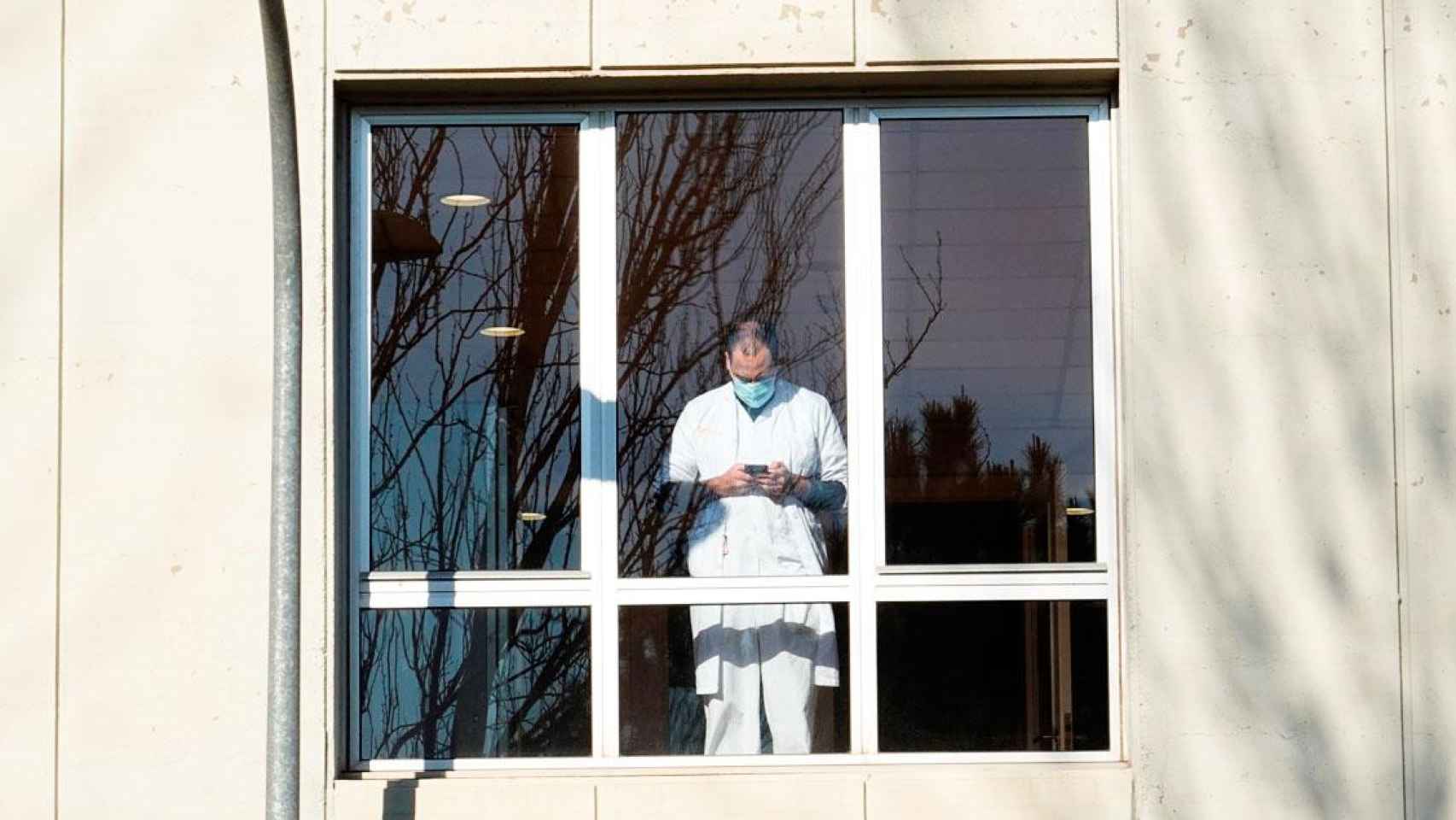 Imagen de un médico haciendo una pausa en el Hospital Duran i Reynals, uno de los centros con largas listas de espera / EFE