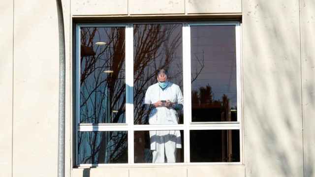 Imagen de un médico haciendo una pausa en el Hospital Duran i Reynals, uno de los centros con largas listas de espera / EFE