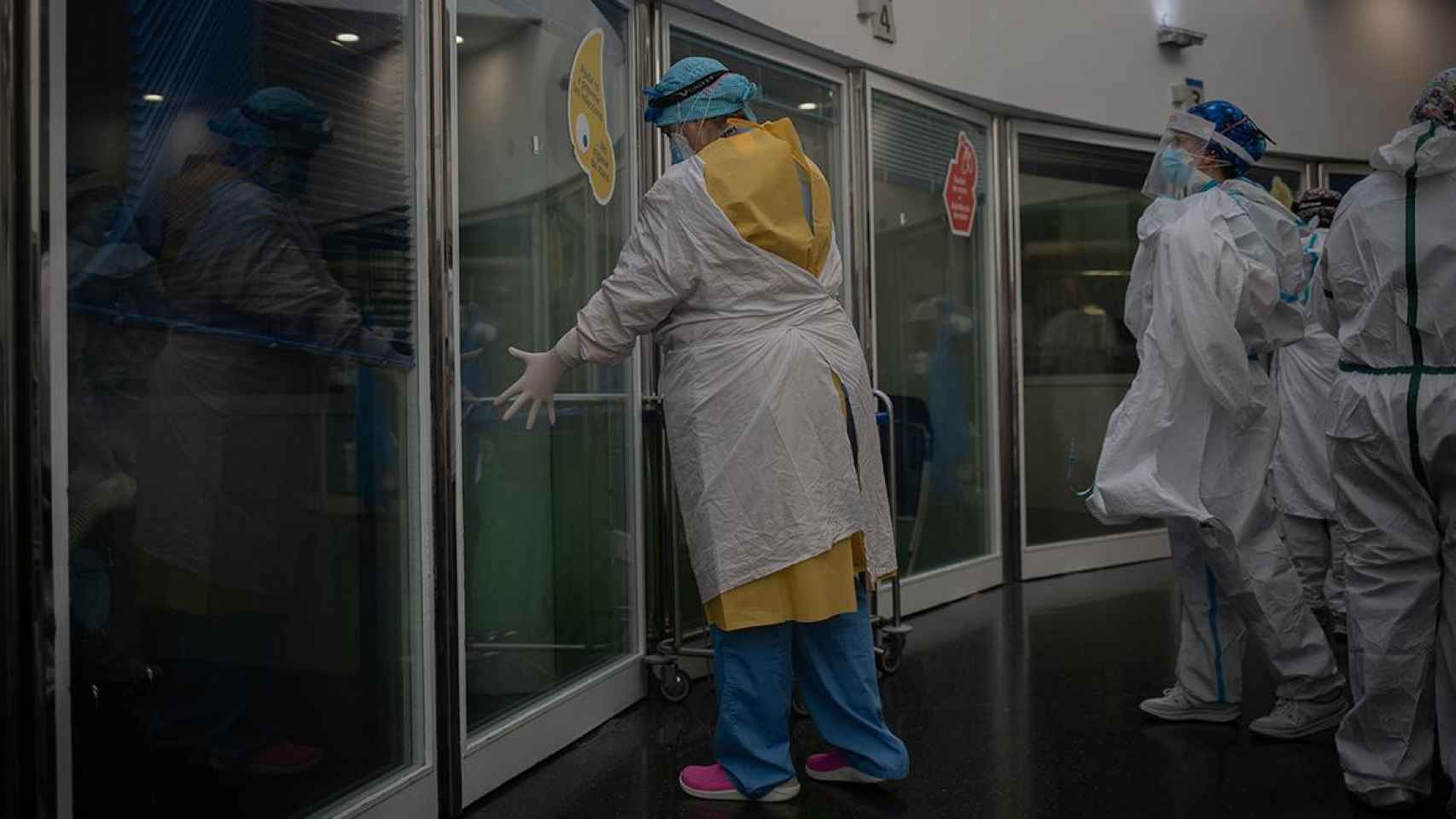 Trabajadores sanitarios protegidos en la uci del Hospital del Mar, en Barcelona / EUROPA PRESS - DAVID ZORRAKINO
