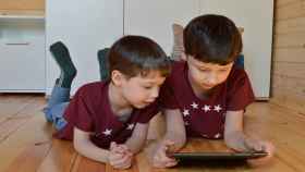 Unos niños visualizan un vídeo en internet / PIXABAY