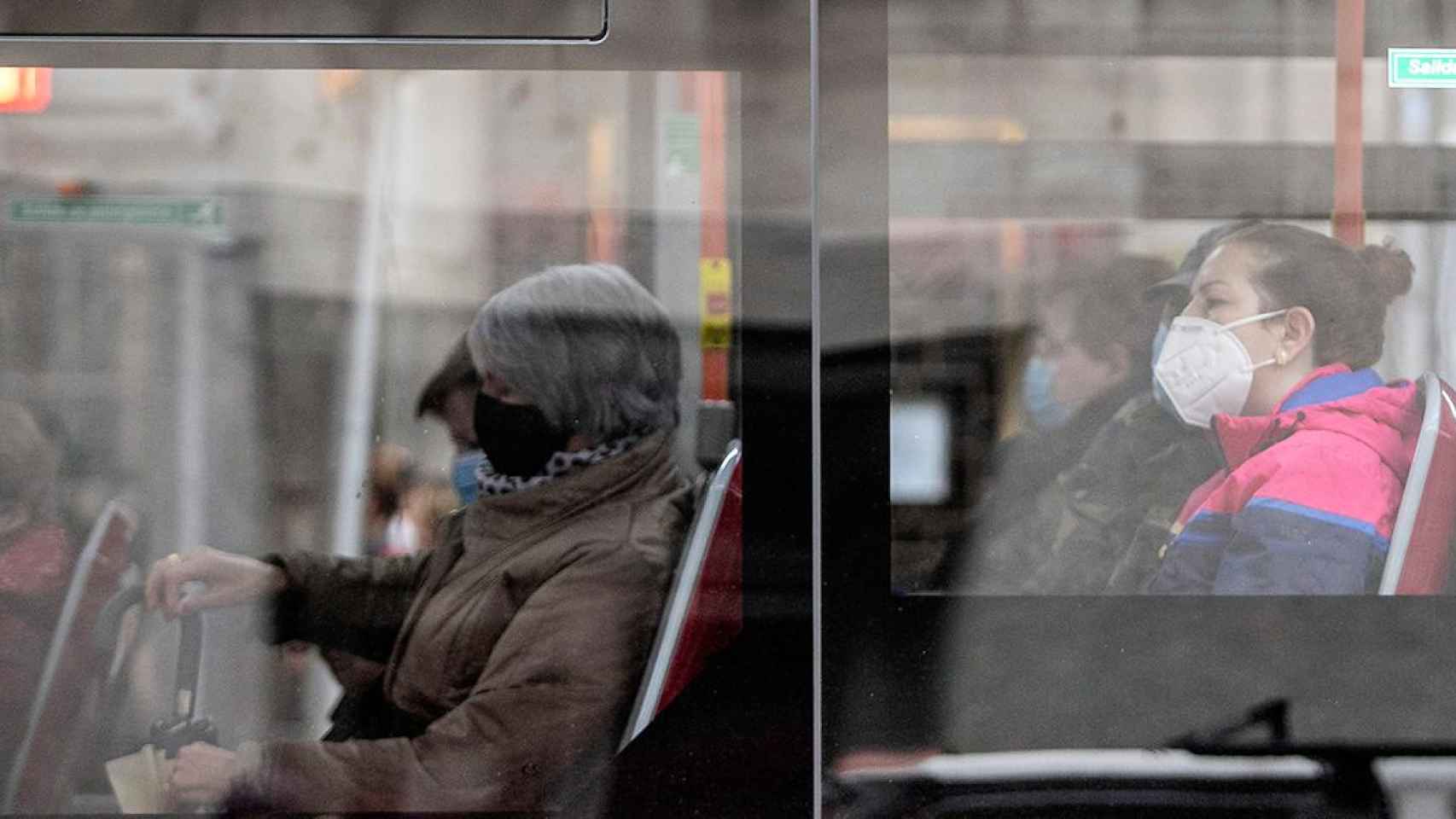 Usuarios de autobús con mascarilla y en silencio / EUROPA PRESS