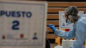 Sanitaria realizando un test PCR en Cataluña para detectar el virus / EP