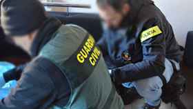 Un agente de la Guardia Civil durante una operación contra la trata de personas en Cataluña / GUARDIA CIVIL