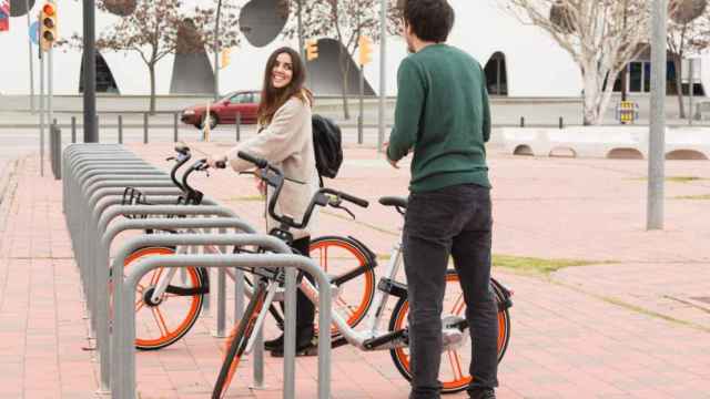 Dos jóvenes con bicicletas compartidas en L'Hospitalet de Llobregat / MOVI