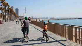 Niños paseando con sus padres en Barcelona, Cataluña / EFE