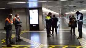 Un control policial en el metro durante el confinamiento / MOSSOS