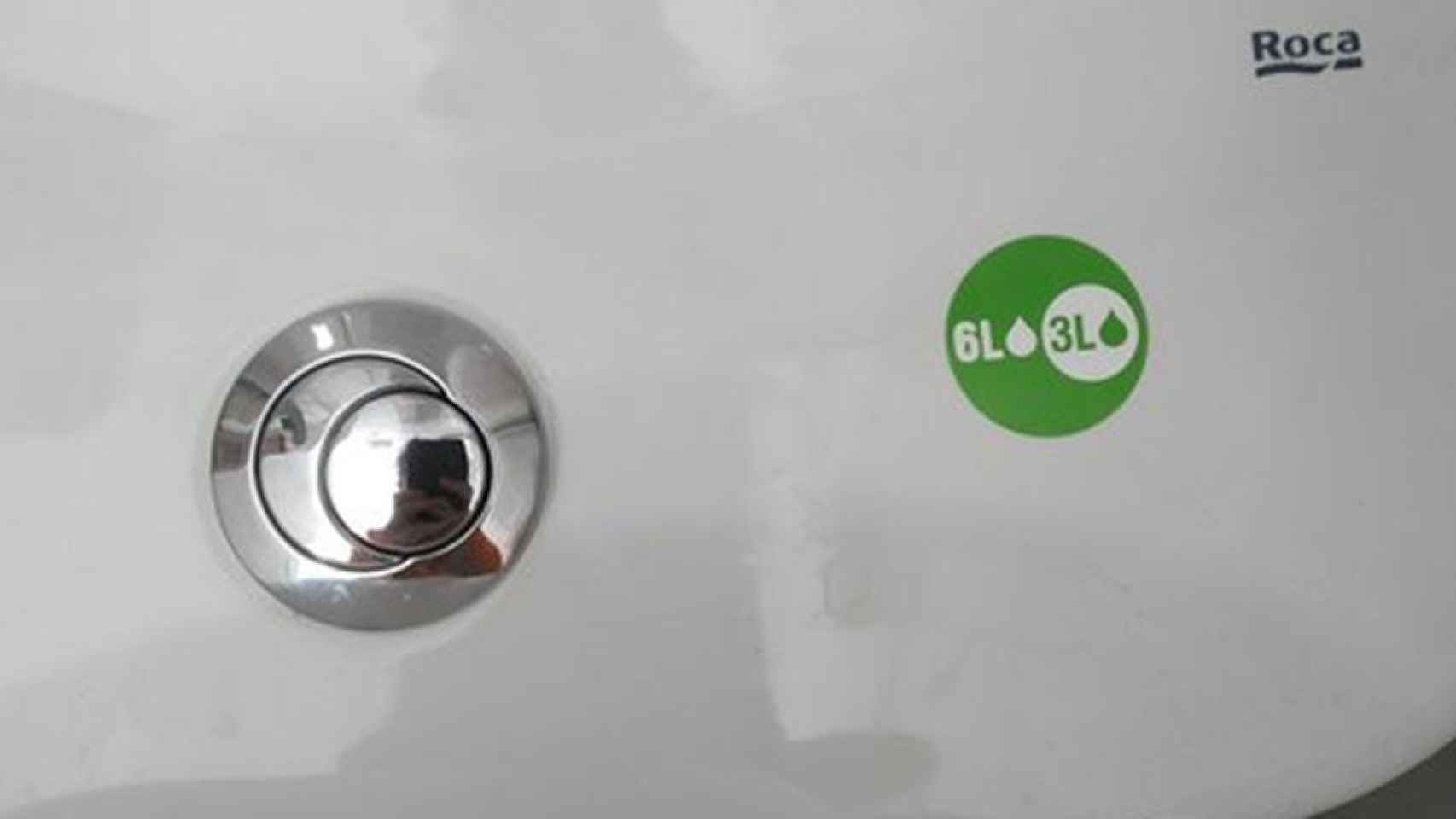 El 'misterio' del botón de la cisterna del WC que triunfa en las redes