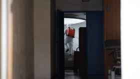 Un militar de la UME con traje de protección desinfecta espacios de una residencia geriátrica en Barcelona / EUROPA PRESS
