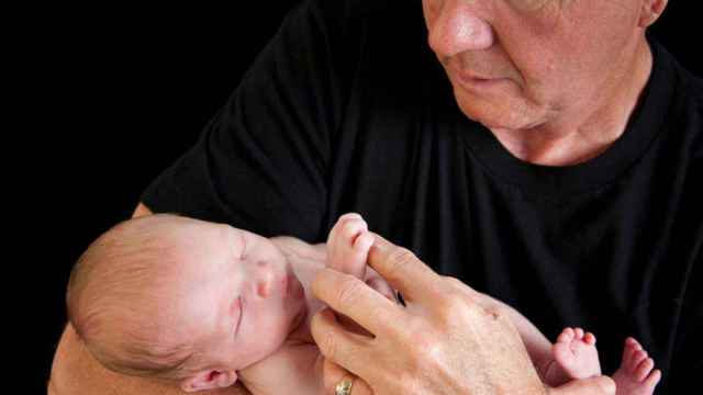 Paternidad: imagen de un padre con su hijo recién nacido / TVE