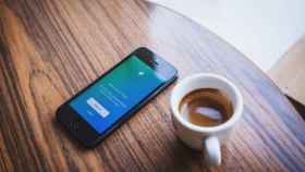 Un móvil con la aplicación de Twitter y una taza de café / PIXABAY