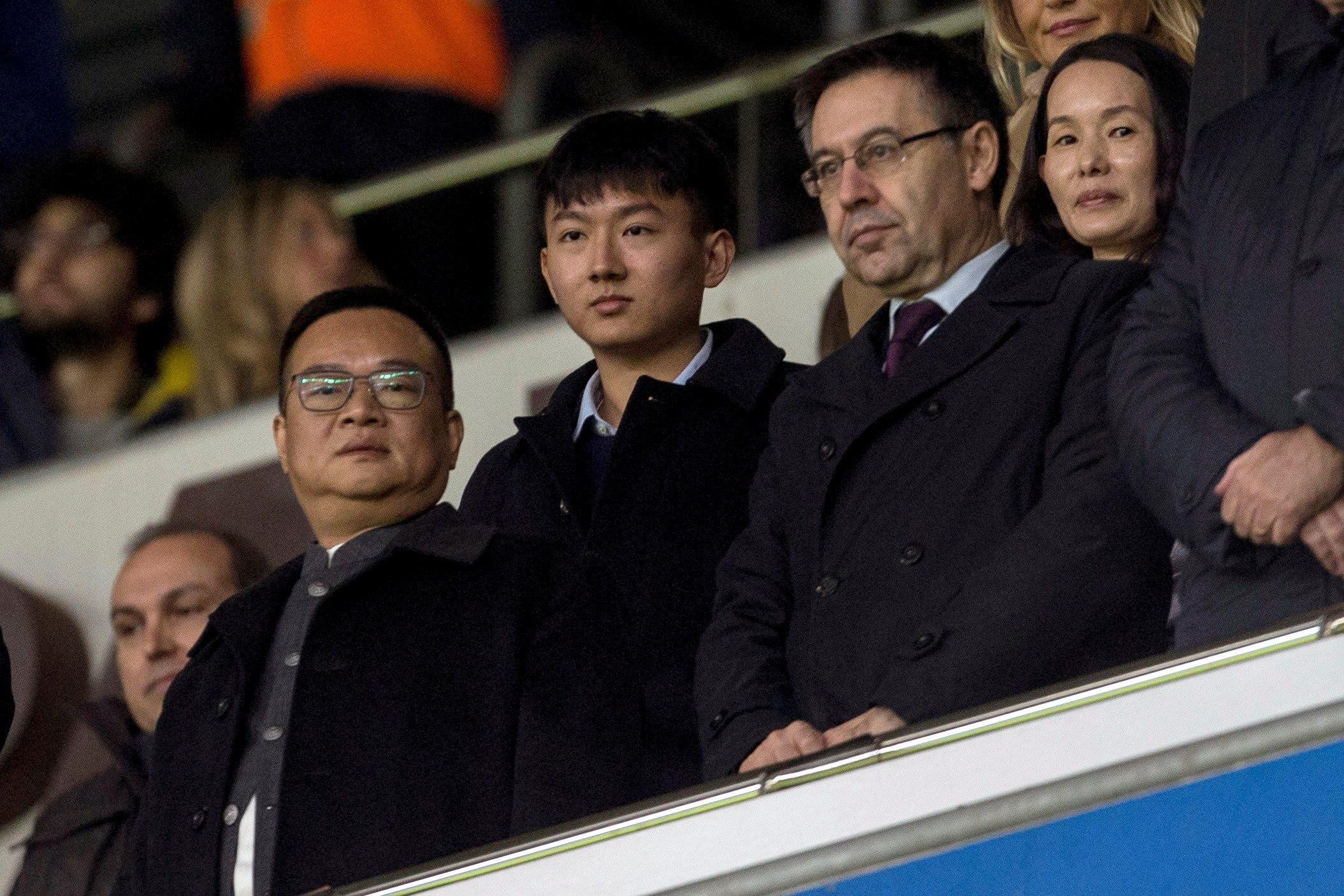 El presidente del RCD Espanyol Chen Yansheng (i) y el presidente del FC Barcelona Josep Maria Bartomeu (2d) en el partido del sábado / EFE