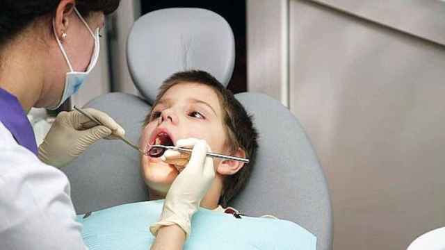 Un niño acudiendo al dentista, uno de los trabajos mejor pagados en España / EFE