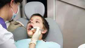 Un niño acudiendo al dentista, uno de los trabajos mejor pagados en España / EFE