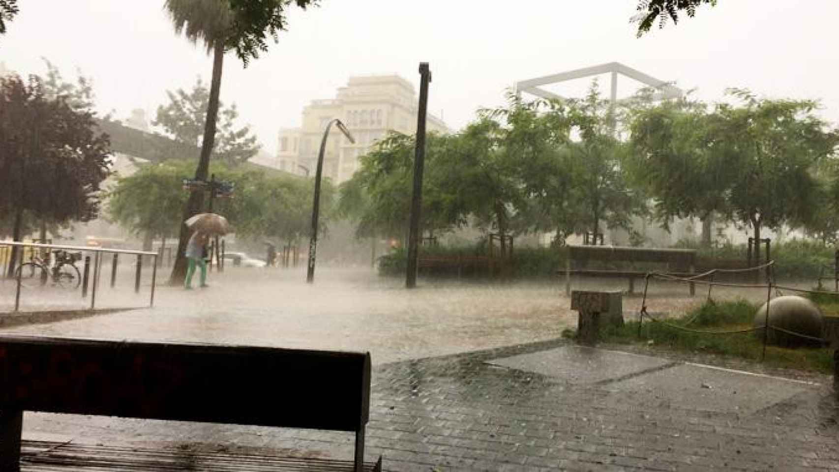 Una imagen de la lluvia que ha caído en Barcelona esta mañana / TWITTER