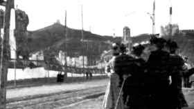 Mujeres en la avenida del Tibidabo entre 1900 y 1920 / MB