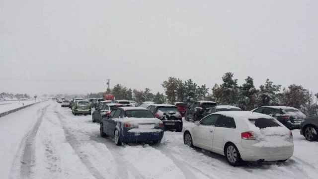 Una foto de los atascos de vehículos a causa de la nieve en las carreteras