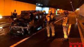 El coche calcinado por el incendio en el túnel del Cadí, que ha obligado a cortar el tráfico / BOMBERS