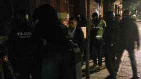 Agentes de Mossos y Guardia Urbana en un operativo en el barrio de Ciutat Vella en Barcelona  / TWITTER MOSSOS