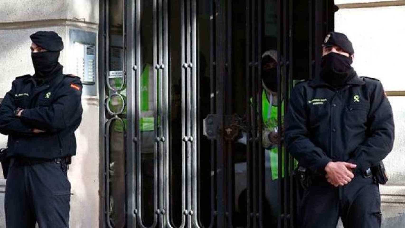 Agentes de la Guardia Civil durante una operación contra el yihadismo en Barcelona / EFE